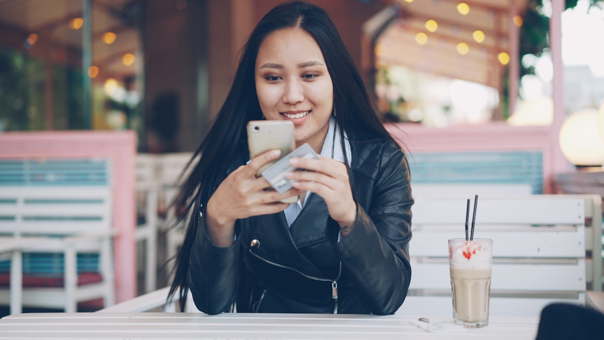Guest ordering via chat bot on smartphone